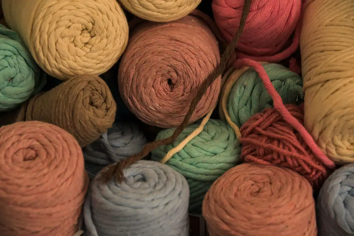 Gheme de fire colorate stivuite, din fibre naturale și sintetice