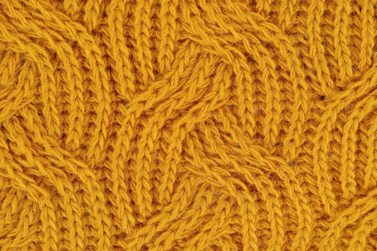 Tricot galben din lână cu model împletit, văzut în prim-plan
