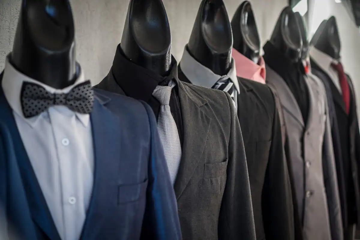 Manechine îmbrăcate în costume bărbătești elegante într-un magazin