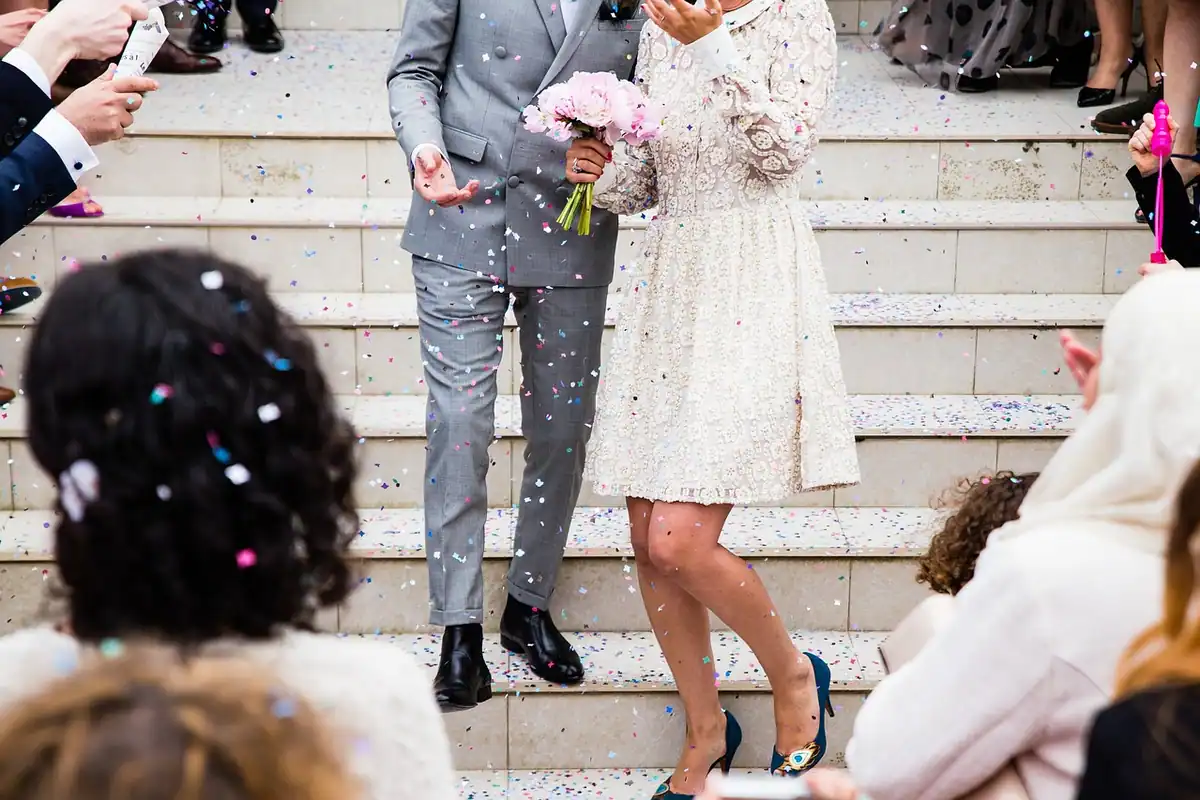 Miri înconjurați de confetti la ieșirea de la ceremonia de nuntă